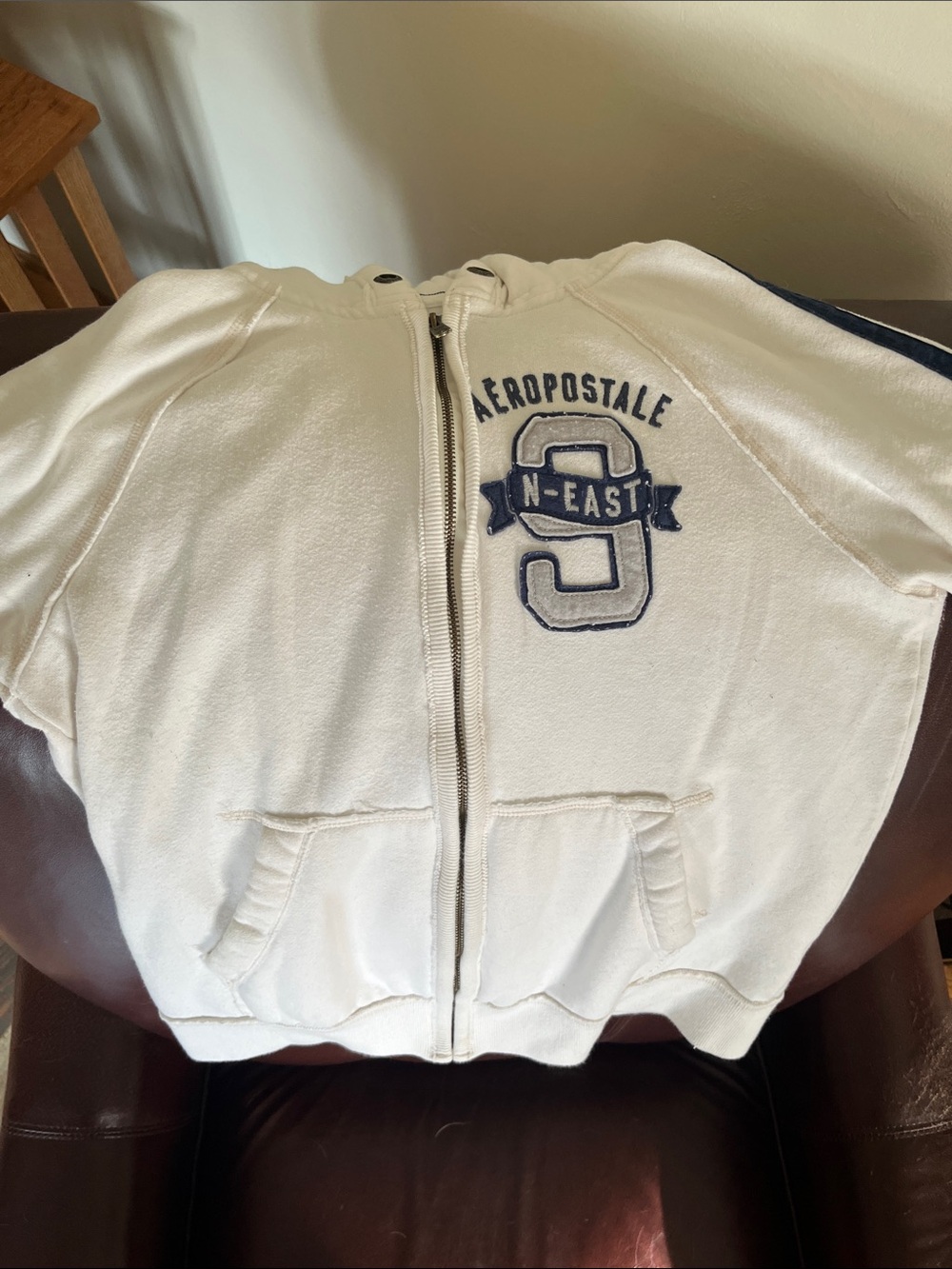 Aeropostale men’s med White Zip-Up Hoodie with Navy Logo